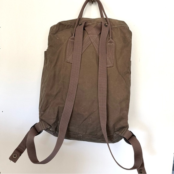 FJALLRAVEN | Classic Kanken Backpack - Picture 3 of 3